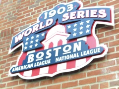 im brühmten Fenway Park Stadion der Boston Red Sox Baseballer